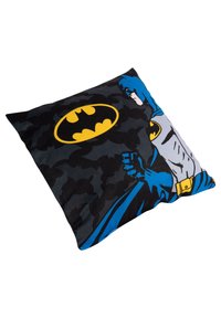 Cuscino a tema Batman con base nera, dettagli blu e un logo giallo ben visibile. Presenta un'illustrazione in stile fumetto di Batman.