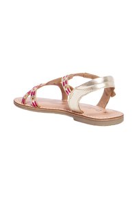 Sandalen met banden in een metallic gouden en beige kleurenschema, met kleurrijke geometrische borduursels en een platte zool.