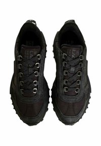 Scarpe sportive nere con tessuto testurizzato, punta rinforzata e occhielli in metallo per i lacci. Suola spessa in gomma con un motivo di battistrada robusto.