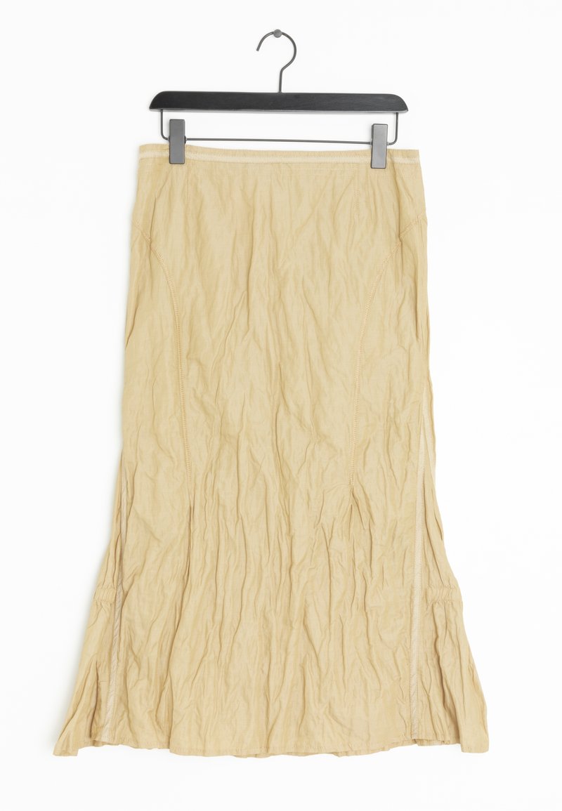 Gekraakt, beige rok met een uitlopende onderkant. Heeft een brede tailleband en stikdetails langs de zijkanten. Hangt aan een zwarte hanger.