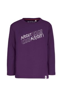Langärmliges lila Baumwoll-T-Shirt mit weißem Grafiktext: "ALRIGHT OKAY! OKAY ALRIGHT!" in unterschiedlichen Größen und Stilen.