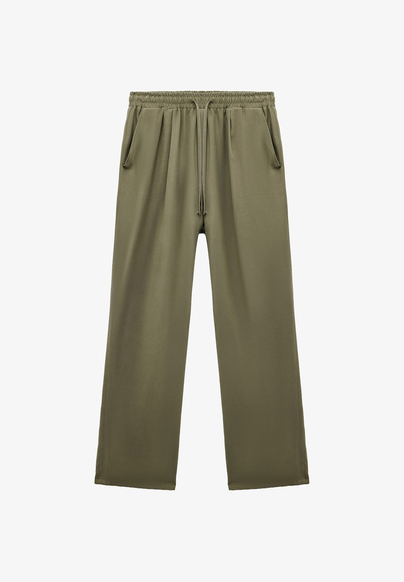 Pantalones de pierna ancha en verde oliva, con cintura elástica, cordón y dos bolsillos laterales; textura suave y corte relajado.