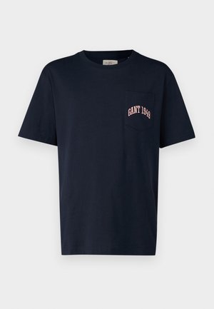 T-shirt en coton bleu marine, avec un col rond, des manches courtes et une poche poitrine arborant un texte rouge brodé "GANT 1949."