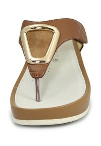 Sandalo infradito marrone con un accento triangolare in tono oro, dotato di soletta imbottita e di un tacco metallico elegante. Materiale superiore testurizzato.