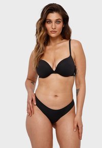 Czarny zestaw bikini z wyprofilowanym biustonoszem w serek i pasującymi majtkami o niskim stanie. Gładki materiał z minimalnymi detalami i regulowanymi ramiączkami.