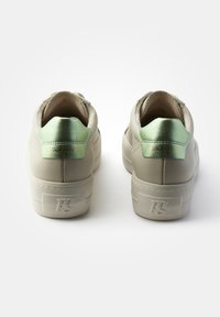 Sneakers in pelle beige con una finitura testurizzata e una linguetta in satin verde chiaro sul tallone. Presentano un logo in rilievo sul tallone e una suola imbottita.