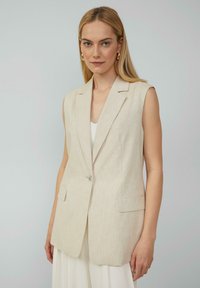 Beige ärmelloser Blazer mit subtiler Textur, aufgesetzten Revers, einem Knopfverschluss und zwei vorderen Taschen.