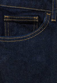 Temno modra jeans tkanina z gladko teksturo, ki ima rumene šive in majhno sprednjo žepno z zaobljeno obliko.