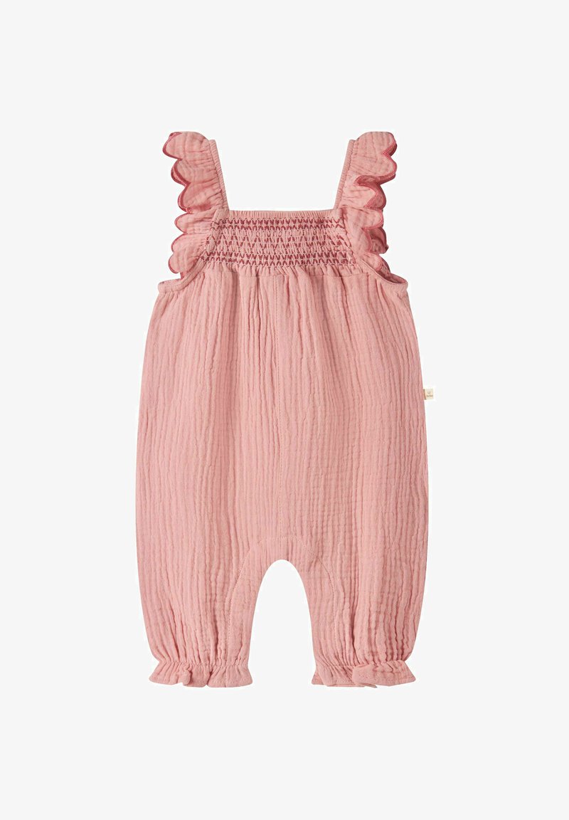 Barboteuse bébé rose sans manches avec bretelles à volants, poitrine smockée, tissu texturé, et ouvertures de jambes élastiquées volantées.