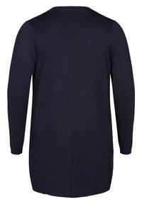 Marinblå lång ärmad cardigan med rak skärning, ribbade mudd och detaljer i bakseam. Tillverkad av mjukt och bekvämt stickat tyg.