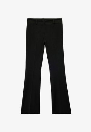 Zwarte flare broek met een gladde textuur, tailleband met lussen voor een riem, en zonder zichtbare patronen of accenten, plat gelegd op een witte achtergrond.