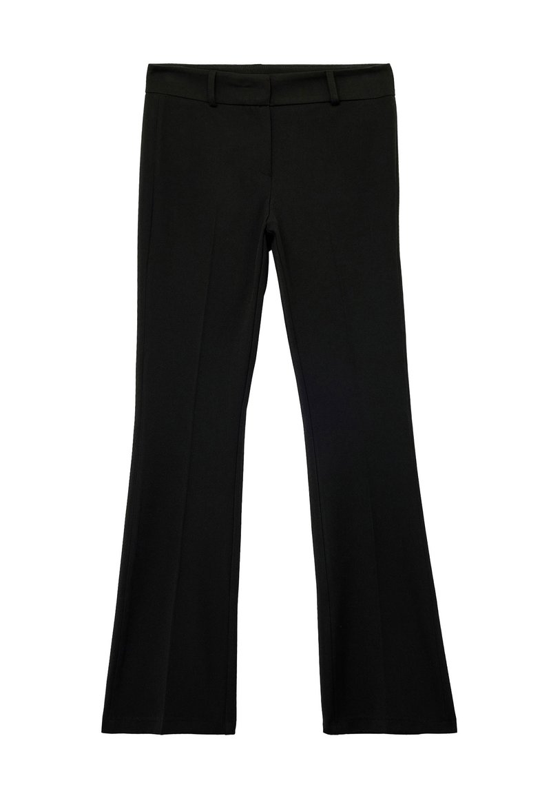 Zwarte flare broek met een gladde textuur, tailleband met lussen voor een riem, en zonder zichtbare patronen of accenten, plat gelegd op een witte achtergrond.