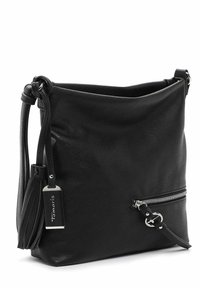 Černá kožená kabelka přes rameno s detailem třásní, přední kapsa na zip se stříbrným zipem a značková visačka na boku.