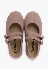 Różowe buty typu Mary Jane z tkaniny, z dwoma regulowanymi paskami, okrągłym noskiem i teksturowaną powierzchnią. Wnętrze z widocznym napisem "Pisamonas".