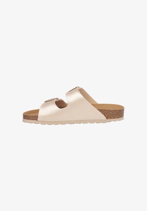 Sandalia tipo slip-on con dos tiras metálicas en dorado pálido y hebillas ajustables, plantilla de corcho y suela de color beige claro vista de lado.