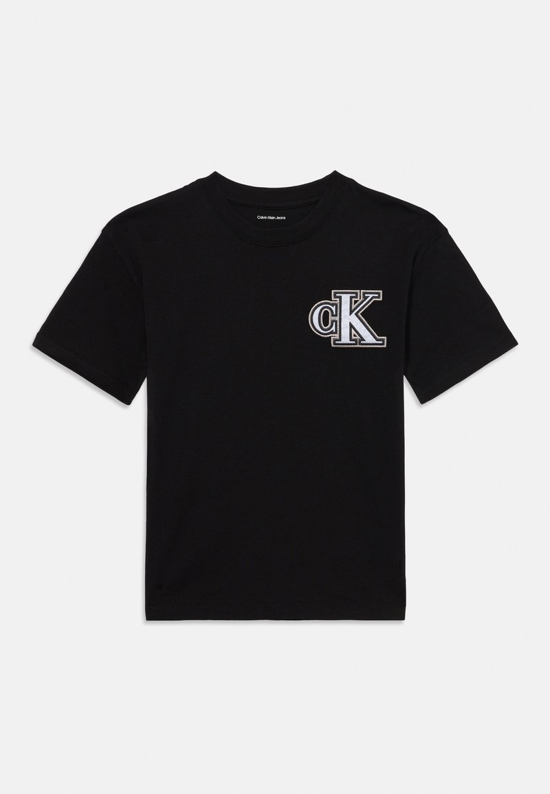 Μαύρο βαμβακερό t-shirt με κοντά μανίκια, που διαθέτει μια έντονη λευκή κεντημένη επιγραφή "CK" στην αριστερή περιοχή του στήθους και κλασικό σχέδιο με στρογγυλή λαιμόκοψη.
