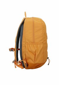 Mochila naranja con una textura suave, respaldo de malla gris acolchada, correas ajustables y bolsillos laterales. Presenta un doble cierre en la parte superior.