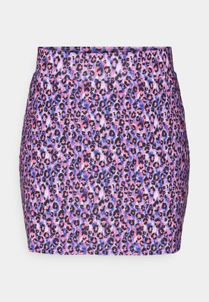 Mini falda de estampado de leopardo en púrpura, rosa y negro; textura suave con un diseño ajustado y un dobladillo recto. Sin herrajes o detalles visibles.