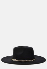 Sombrero de fieltro negro con ala ancha, con un acento de cadena dorada. La corona es estructurada y lisa, destacando un diseño moderno.