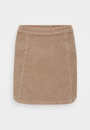 Een corduroy rok in een lichtbruine kleur. Heeft een nauwsluitende tailleband, verticale ribbelstructuur en twee zijzakken. Lengte tot halverwege de bovenbenen.
