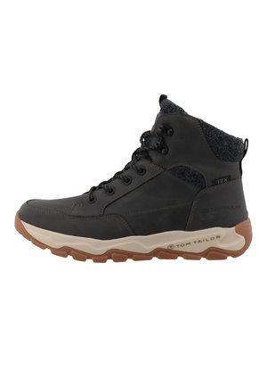 Sort høj-top sneaker med polstret ankelkrave, brun gummisål og snørefront, med Tom Tailor-branding på siden og sålen.