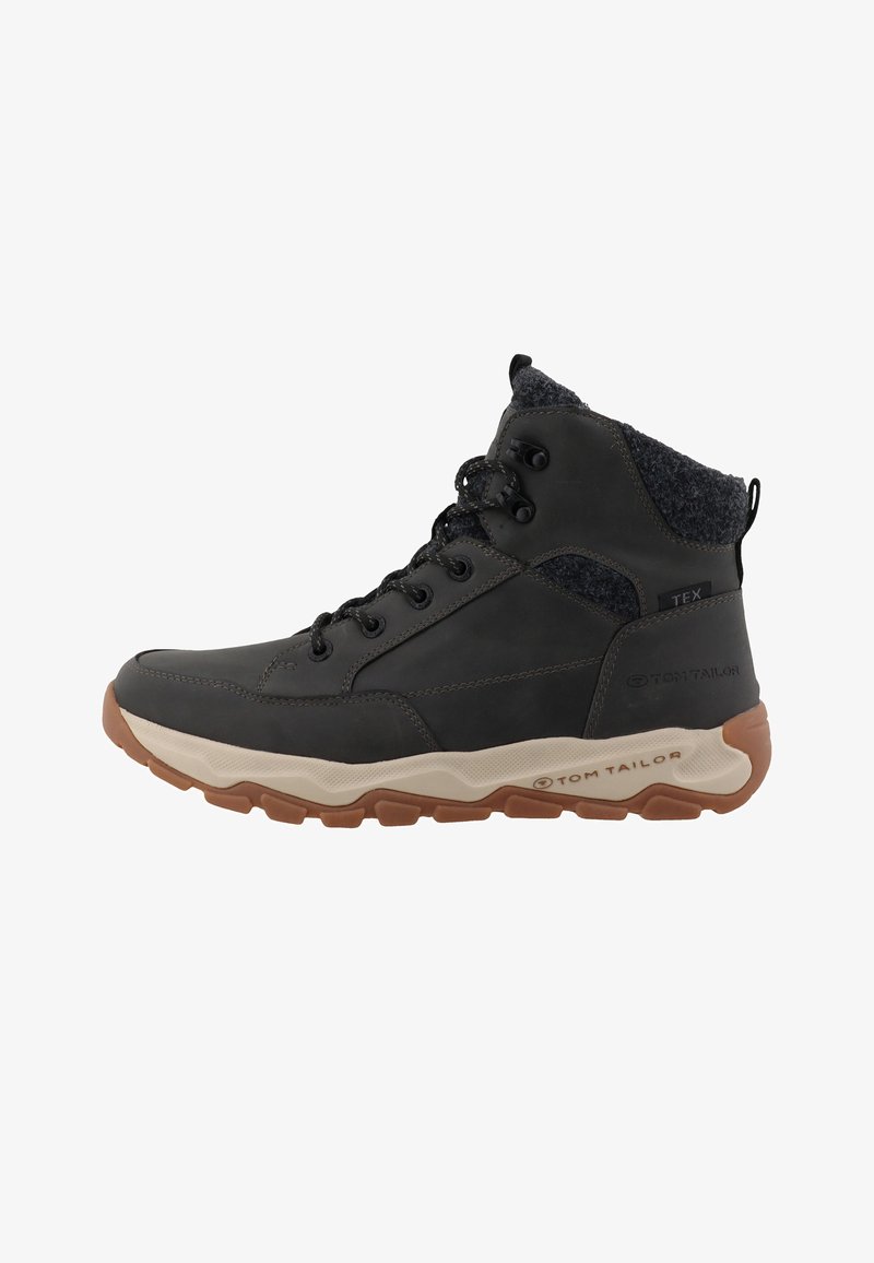 Μαύρο sneaker ψηλού τύπου με επενδεδυμένο κολάρο στον αστράγαλο, καφέ λαστιχένια σόλα και κορδόνια μπροστά, με το σήμα Tom Tailor στην πλευρά και στη σόλα.