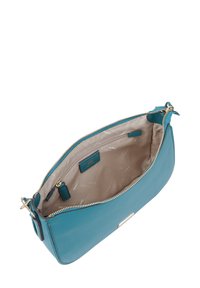 Pochette en cuir teal avec quincaillerie dorée. Elle dispose d'une fermeture éclair et d'un intérieur beige avec doublure en tissu et détail de logo.