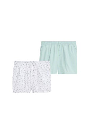 Twee paar boxershorts: de ene wit met een grijs dierenprint, de andere lichtgroen met verticale strepen. Beide hebben een elastische tailleband en korte pijpen.