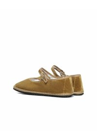 Scarpe Mary Jane in velluto marrone con punta affusolata, dotate di due cinturini regolabili, una suola cucita e un fondo in gomma piatto.