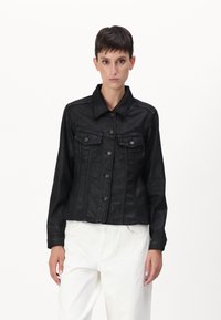 Giacca di jeans nera con colletto, chiusura frontale a bottoni e due tasche sul petto. Presenta una silhouette aderente e un tessuto testurizzato.