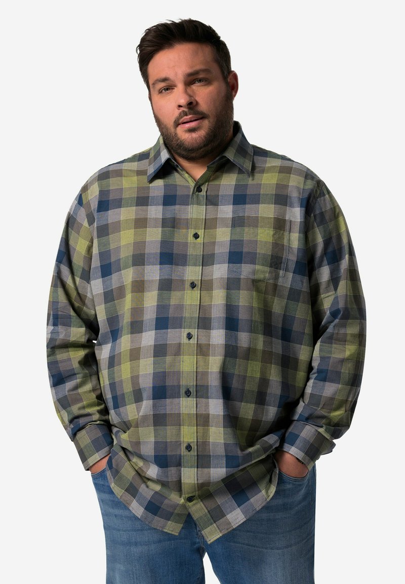 Camicia a maniche lunghe a quadri con motivi a scacchi verdi, blu e grigi, con abbottonatura frontale, colletto, vestibilità rilassata e taschino sul petto.