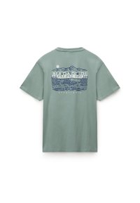 Světlý zelený bavlněný tričko s kulatým výstřihem, krátkými rukávy a grafickým potiskem znázorňujícím hory a stromy na zádech.
