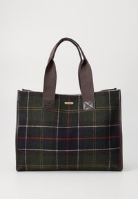 Geantă tip tote cu un model în carouri de culoare verde închis, negru, roșu, galben și alb, cu mânere maro și eticheta "Barbour" în centrul din față.
