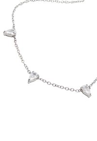 Srebrny naszyjnik łańcuszkowy z trzema kroplami przezroczystych kamieni, każdy osadzony w prostym metalowym uchwycie. Gładka tekstura i minimalistyczny design.