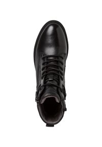 Zwarte leren enkellaars met ronde neus, vetersluiting aan de voorkant en een rits aan de zijkant. Gladde textuur met subtiele stiksels op de zool en het bovenwerk.