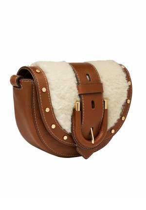 Borsa a tracolla in pelle marrone con parte superiore in shearling e dettagli in hardware dorato. Presenta una forma curva, dettagli borchiati e una chiusura con fibbia larga.