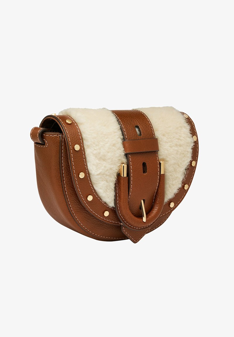 Borsa a tracolla in pelle marrone con parte superiore in shearling e dettagli in hardware dorato. Presenta una forma curva, dettagli borchiati e una chiusura con fibbia larga.
