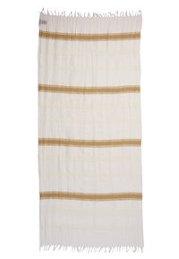 Tissu blanc tissé avec trois rayures horizontales beige uniformément espacées et des bords effilochés aux deux extrémités.