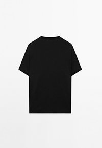 T-shirt nera a maniche corte realizzata in tessuto morbido, con un classico colletto tondo e una vestibilità comoda, senza pattern o grafiche visibili.