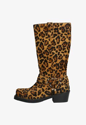 Leopardprint kniehoge laarzen met een gestructureerde, faux-fur afwerking. Voorzien van een zilveren gesp detail en een stevige zwarte hak.