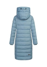 Abrigo acolchado en azul claro con capucha, que presenta secciones acolchadas horizontales, mangas largas y un parche con el logo en el dobladillo inferior.