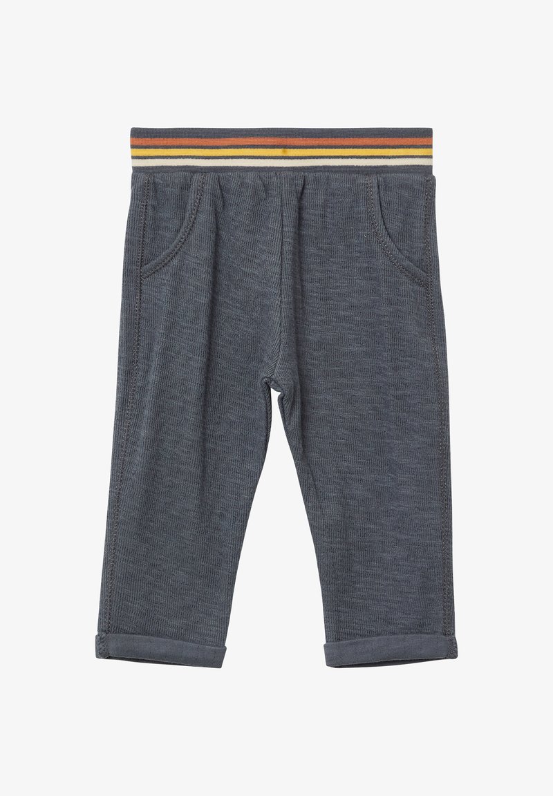 Grijze ribbelbroek met zijzakken, voorzien van een gestreepte elastische tailleband in oranje, geel en donkergrijs. Met opgerolde enkels.