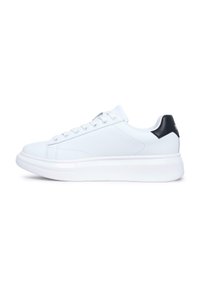 Sneaker bianco con tomaia in pelle liscia, sei fori per i lacci e un accento nera sul tallone. Sola spessa bianca con leggera elevazione. Design senza cuciture.