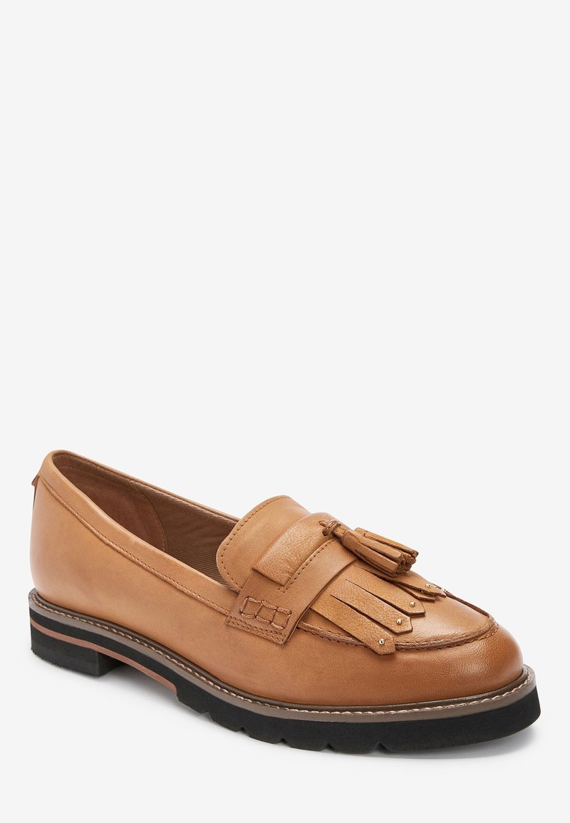 Brune læder loafers med frynsedetaljer, rund tå og en kontrastfarvet sort sål. Har dekorativ syning og en flad hæl.