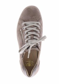 Beige suède sneaker met ronde neus, platte veters, zijrits en geperforeerde binnenzool; beschikt over een contrasterende witte zool en een minimalistisch design.