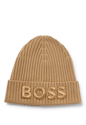 Bonnet en maille côtelée marron clair avec revers, brodé de grandes lettres formant le mot "BOSS" à l'avant.