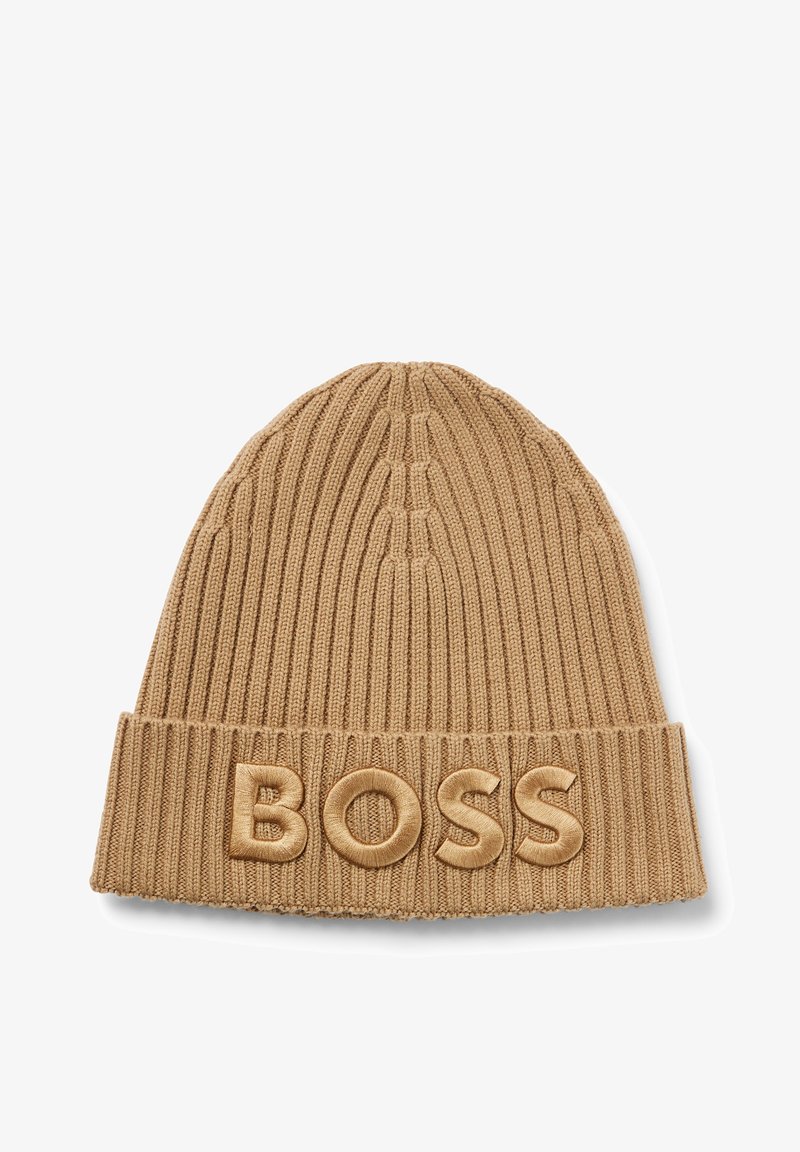 Bonnet en maille côtelée marron clair avec revers, brodé de grandes lettres formant le mot "BOSS" à l'avant.