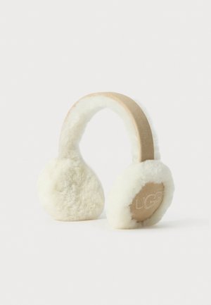 Beige UGG øreklokker med fluffy hvit pelskant og myk semsket hodebånd, designet for varme og komfort.