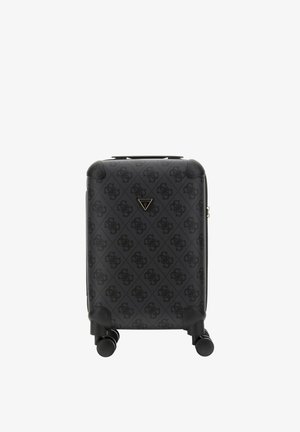 Valise rigide noire avec un motif de logo, quatre roues pivotantes et un emblème triangulaire central de la marque Guess sur le panneau avant.