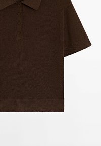 Brun stickad polo skjorta med vikbar krage, fem-knapp stängning, korta ärmar och ribbade detaljer i nederkant.